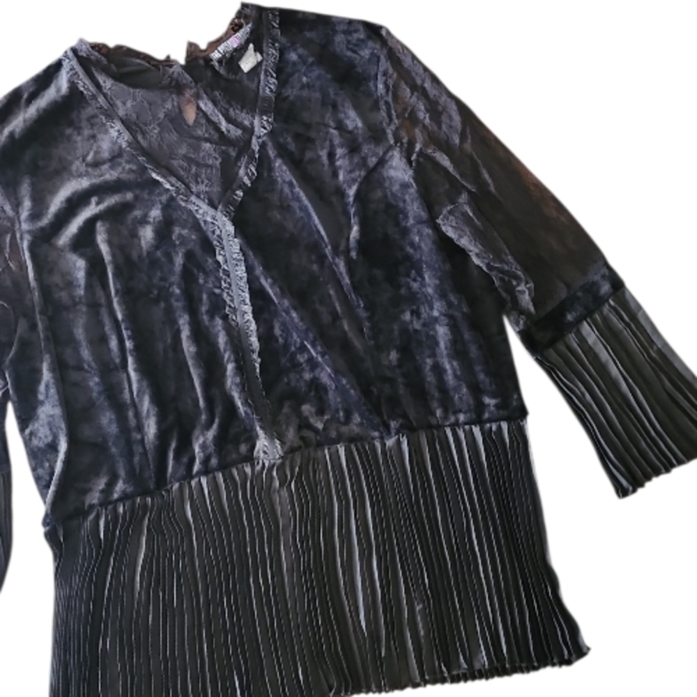 THE PYRAMID COLLECTION | Black Velvet Lace Goth Pleated Bell Sleeve Top | 3X - Picture 2 of 12